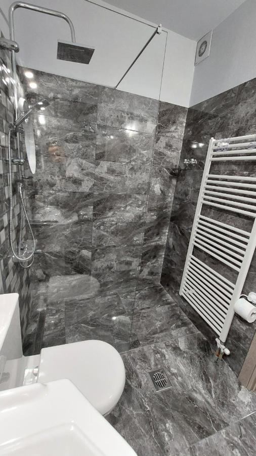 Ria'S Gardenview Apartment 이오아니아 외부 사진